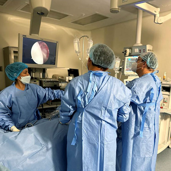 Cirugía de Hombro
Tratamientos:
Medicina física
Es la primera línea en la mayoría de lesiones y soluciona un gran porcentaje de patologías del hombro.
Cirugía artroscópica
Cirugía mínimamente invasiva con el apoyo de video. mediante pequeñas incisiones se pueden resolver problemas de roturas tendinosas y lesiones ligamentarias de la articulación.
Cirugía abierta
La cirugía convencional, nos permite tratar diversas lesiones como las fracturas, luxaciones y lesiones tendinosas y ligamentarias. podemos colocar placas y tornillos e incluso una prótesis cuando la lesión así lo requiere.